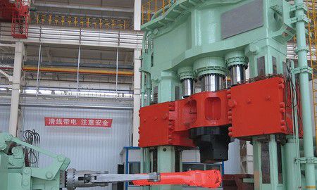 في آلات تشكيل المعادن بالتطريق والضغط (مكنة تشكيل بالطرق أو الكبس)