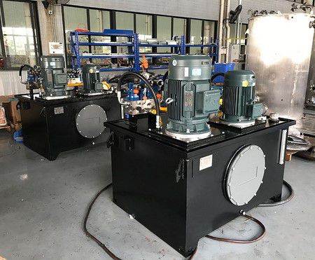 صناعة قطاعات الألومنيوم: المحطة الهيدروليكية بقطاعات مستقيمة