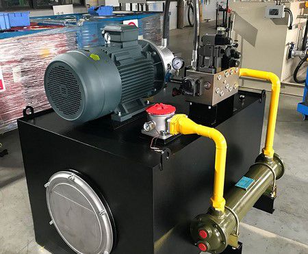 صناعة بروفيلات الألومنيوم: محطة هيدروليكية لمنشار القطع على الساخن