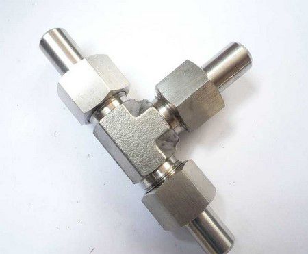 فلنجة توصيل الأنابيب في النظام الهيدروليكي