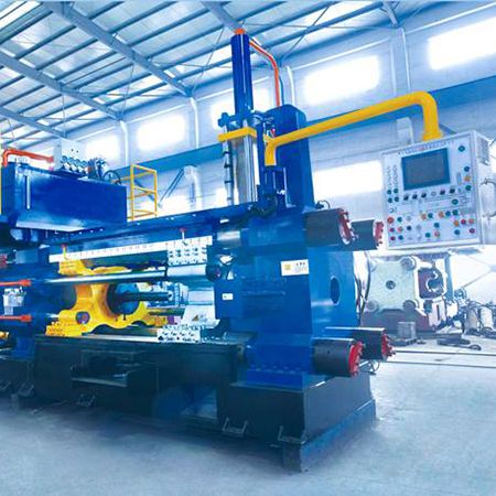 في معدات وآلات البثق الصناعية